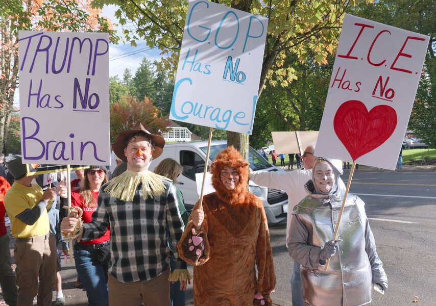 no-kings-protest-scarecrow-lion-tinman-lake-oswego-or-251018-p1012689-01-cc.jpg