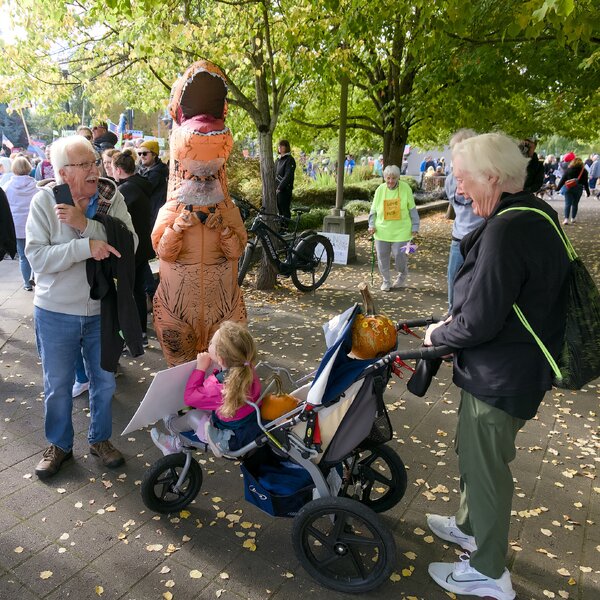 no-kings-protest-t-rex-lake-oswego-or-251018-p1012746-cc.jpg