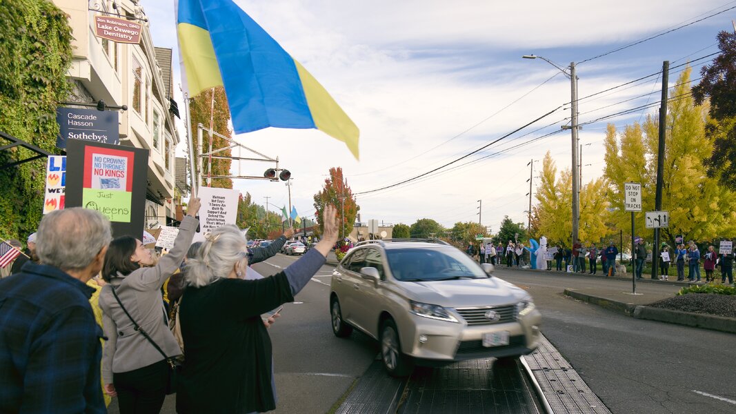 no-kings-protest-ukrainian-flag-lake-oswego-or-251018-p1012745-cc.jpg