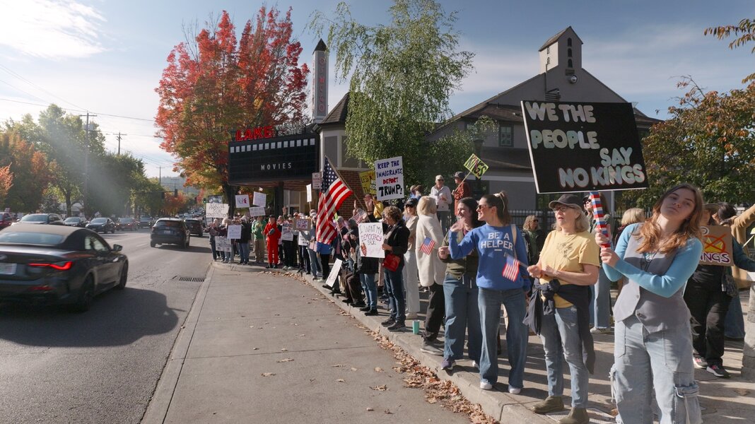 no-kings-protest-lake-oswego-or-251018-p1012762-1.20.1-cc.jpg
