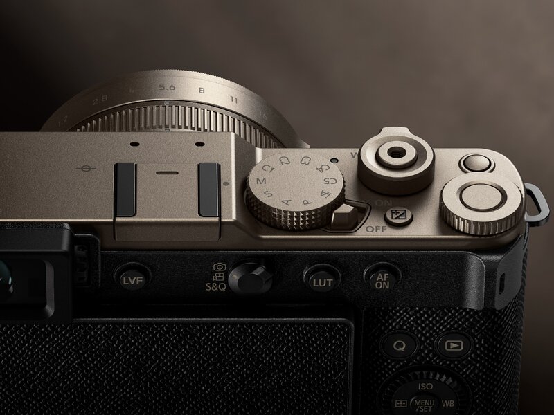 Lumix-L10-Image-Titanium-Top.jpg Lumix-L10-Image-Titanium-Top.jpg