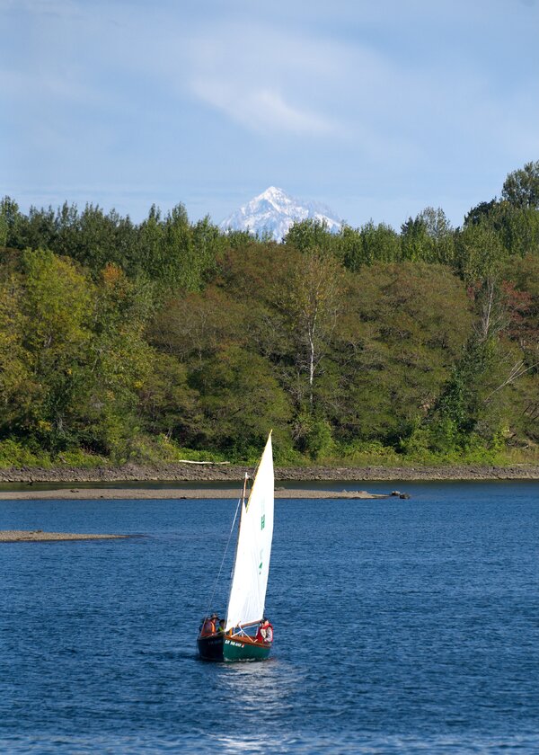 pjd_260927-p1015271-sailboat-on-willamette-river_l.jpg