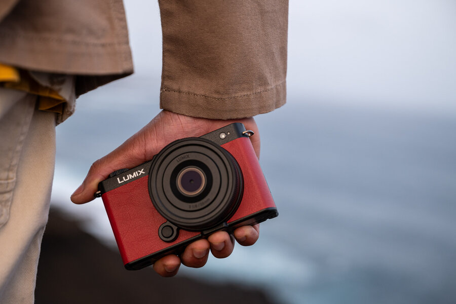 lumix-camera-DC-S9-lifestyleimage-CL_0002-limited-until-09.05.2027.jpg