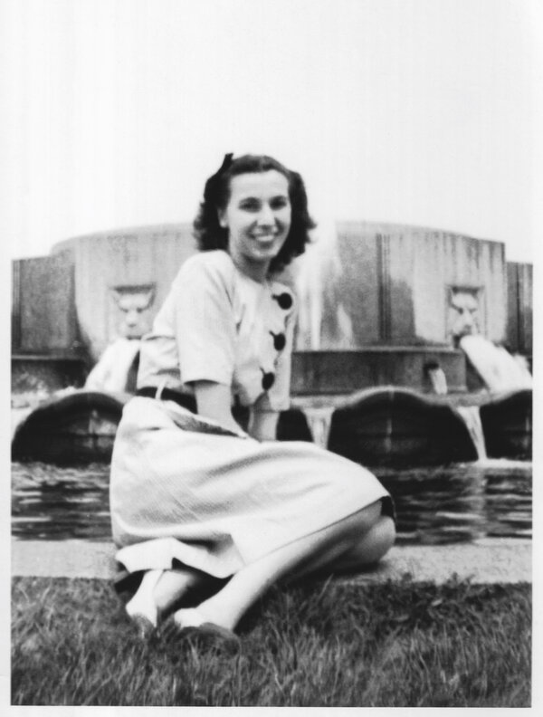 mary decrescenzo - WWII senate fountain p0 - washington DC 5-16-1944.jpg