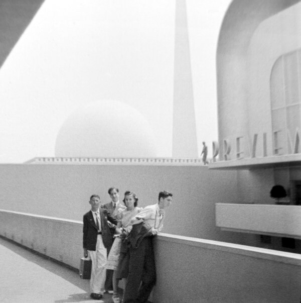 Arthur Heitzman [2nd L] + joe joseph [R] - NY worlds fair 1939 P7111403.jpg