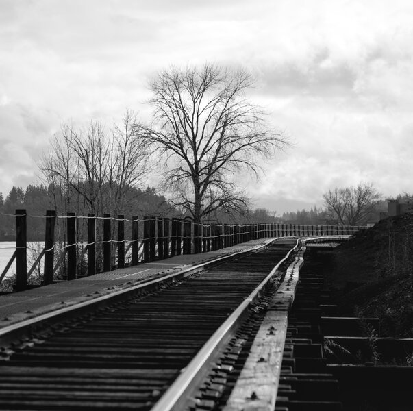 pjd-railroad-tracks-willamette-river-portland-or-241230-p1001894-v2_h.jpg