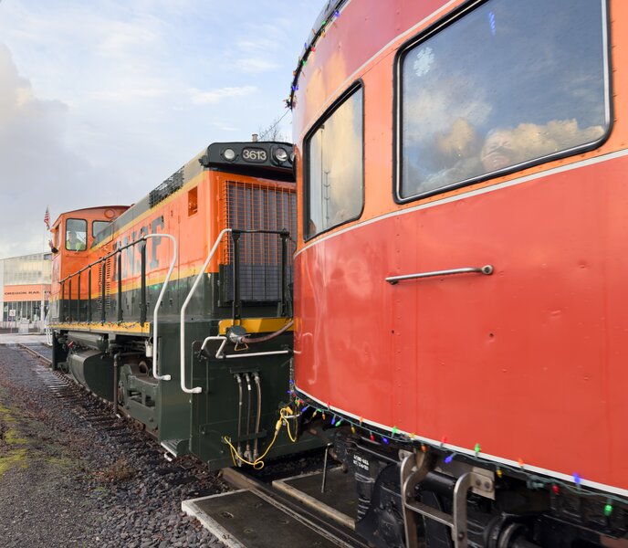 pjd-holiday-express-train-04-oregon-rail-heritage-ctr-portland-250103-6602_h.jpg