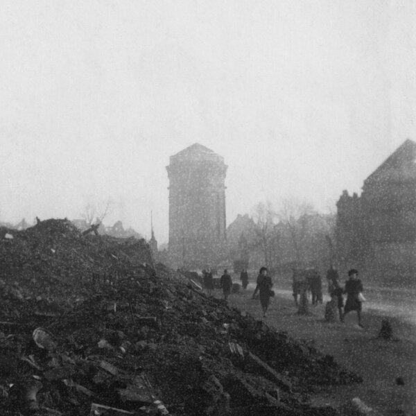 armando-decrescenzo-wwii-wasserturm-watertower-people-mannheim-12-1945-crop-1.jpg armando-decrescenzo-wwii-wasserturm-watertower-people-mannheim-12-1945-crop-1.jpg