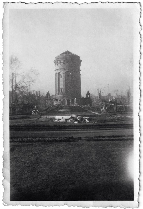 armando-decrescenzo-wwii-wasserturm-watertower-centaur-statues-mannheim-12-1945-cc.jpg